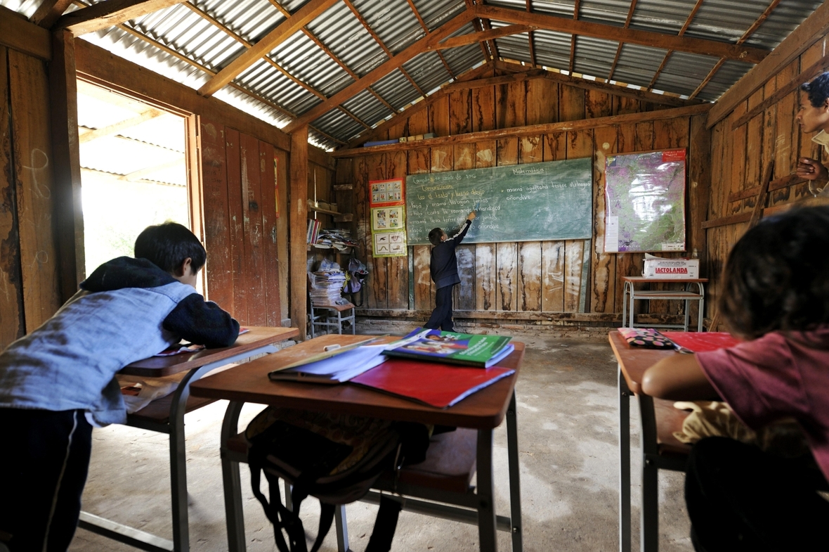 Klassenzimmer einer ländlichen Grundschule der Mbya-Guarani-Ureinwohner in Paraguay.