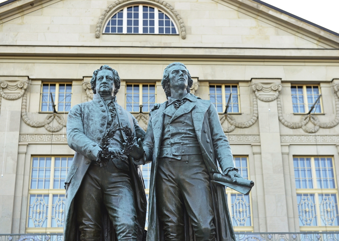 Das Goethe-Schiller-Denkmal vor dem Deutschen Nationaltheater auf dem Theaterplatz in Weimar (Thüringen). Es wurde vom Dresdner Bildhauer Ernst Rietschel geschaffen.