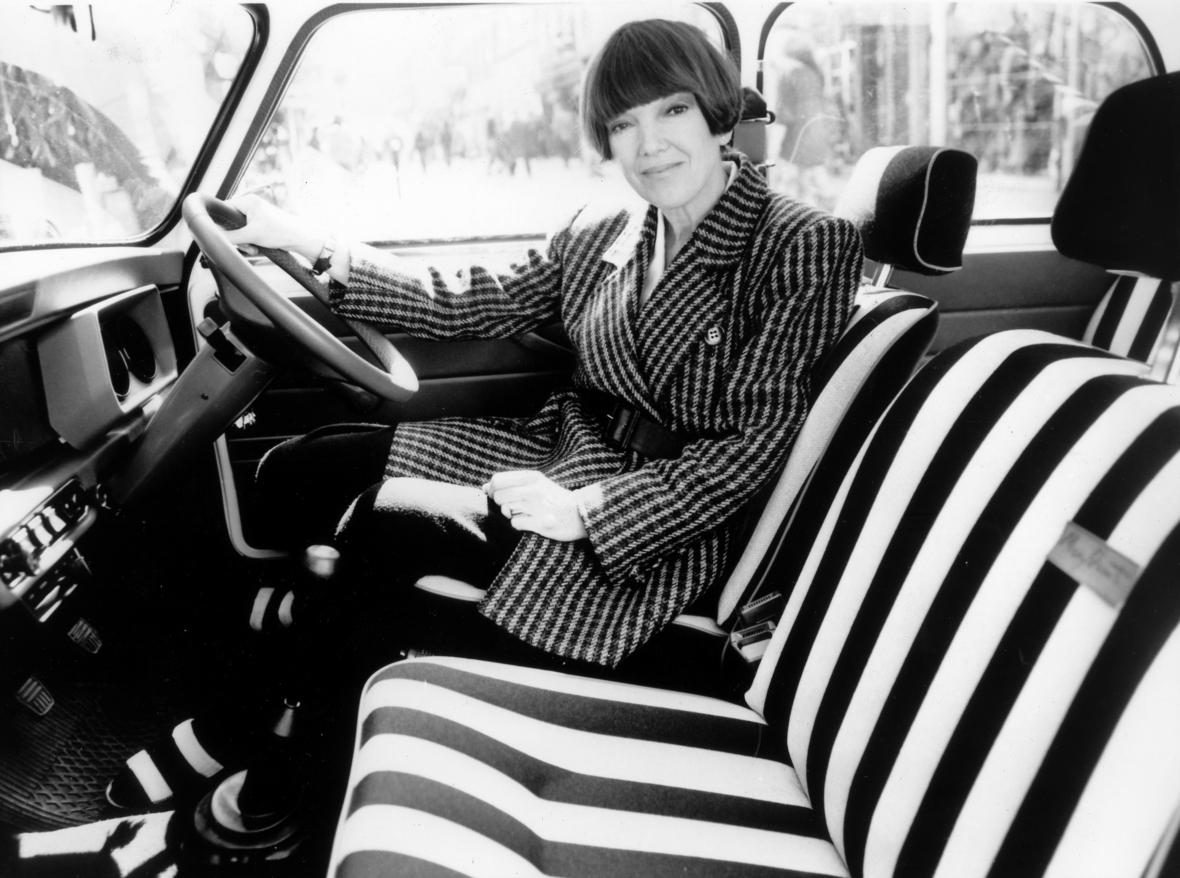 Mary Quant, die Erfinderin des Mini-Rocks, sitzt am 13. Juni 1988 hinter dem Steuer eines Minis, dessen Design von ihr entworfen wurde. Das Sondermodell kommt am 15. Juni 1988 in einer Auflage von 2000 Stück auf den britischen Markt.