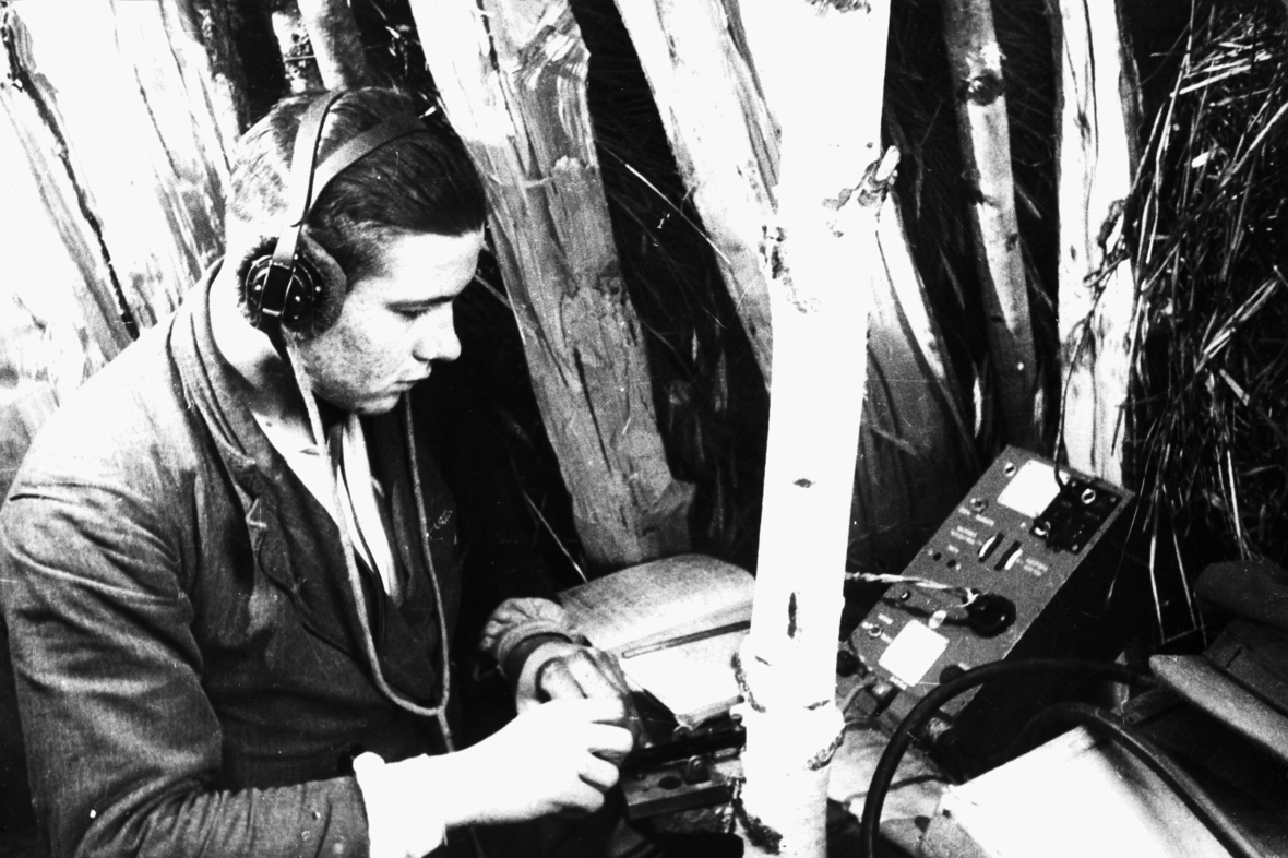 Geheimsender der polnischen Partisanen im Zweiten Weltkrieg. Ein Mann sitzt an einem Sendegerät. 