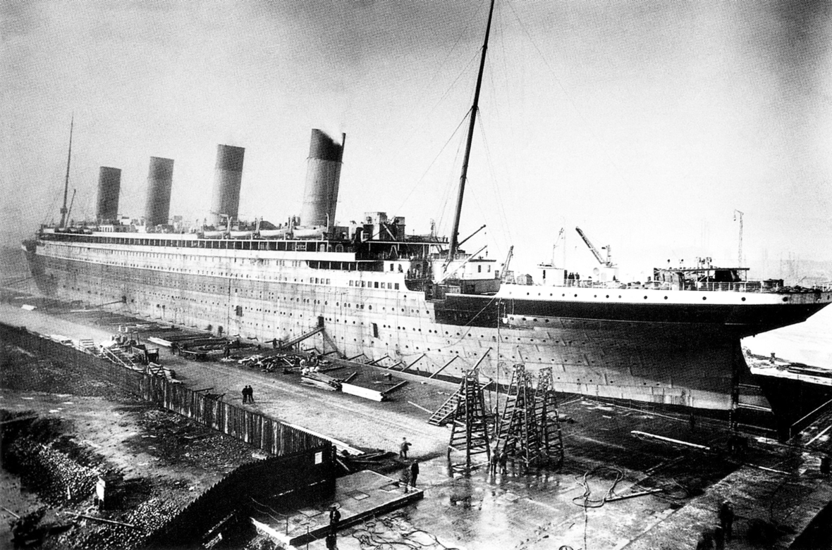 Die "Titanic" wird in Belfast gebaut. Auf dem Bild ist sie noch nicht komplett fertig.