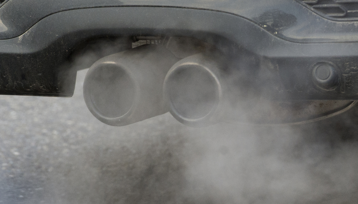 Autoabgase enthalten Giftstoffe. Es gibt Vorschriften, dass bestimmte Mengen nicht überschritten werden dürfen.