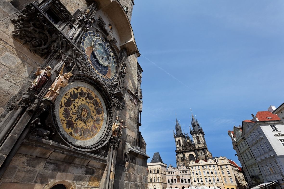 Astronomische Uhr in Prag und Kirche der Jungfrau Maria im Hintergrund.
