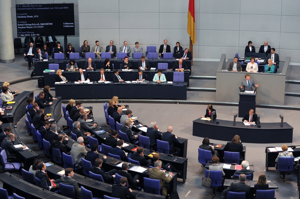 Bei einer "Großen Anfrage" diskutieren die Abgeordneten im Bundestag mit der Regierung.