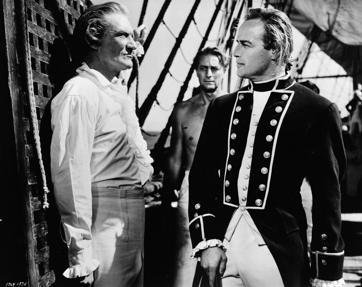 Szene aus dem Film "Meuterei auf der Bounty" von 1962 mit Marlon Brando als Fletcher Christian (rechts) und Trevor Howard als Kapitän Bligh.