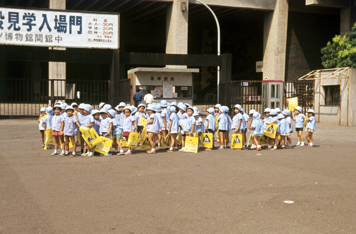 Sehr junge japanische Schülerinnen und Schüler in Uniform