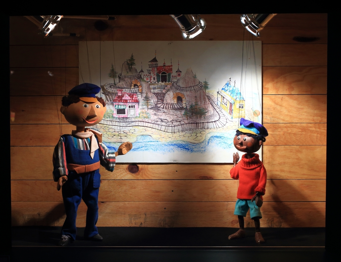 Marionettenfiguren Lukas der Lokomotivführer (links) und Jim Knopf stehen 2014 im Puppentheater in Magdeburg in einer Vitrine der Ausstellung zur Augsburger Puppenkiste.