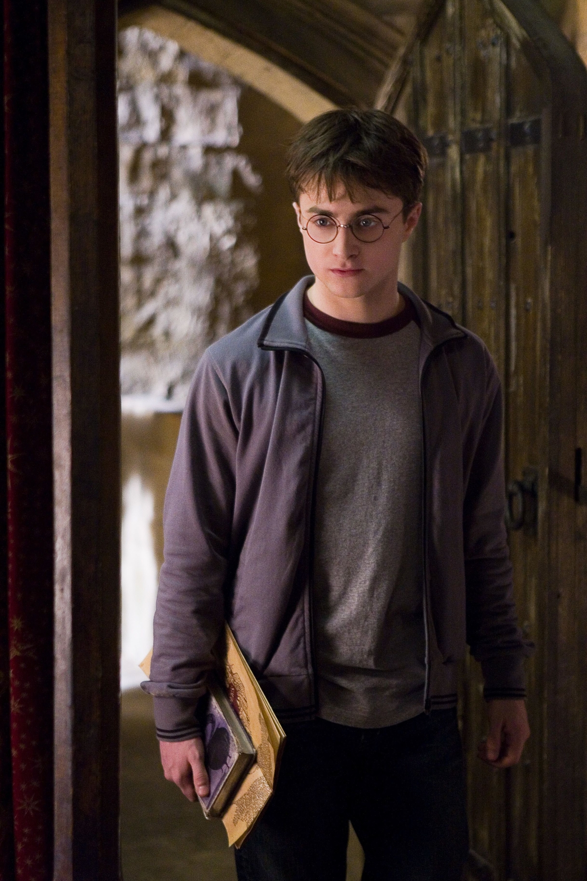 Szenenbild: Harry steht nachdenklich blickend in einer Tür. Er muss die Schlacht gegen Lord Voldemortvorbereiten.