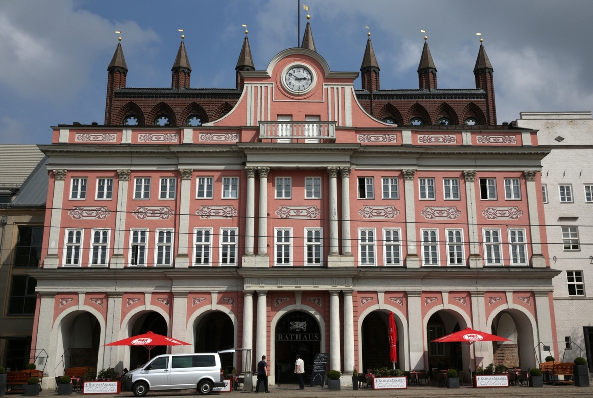 Man sieht die Vorderansicht des Rathauses der Hansestadt Rostock.
