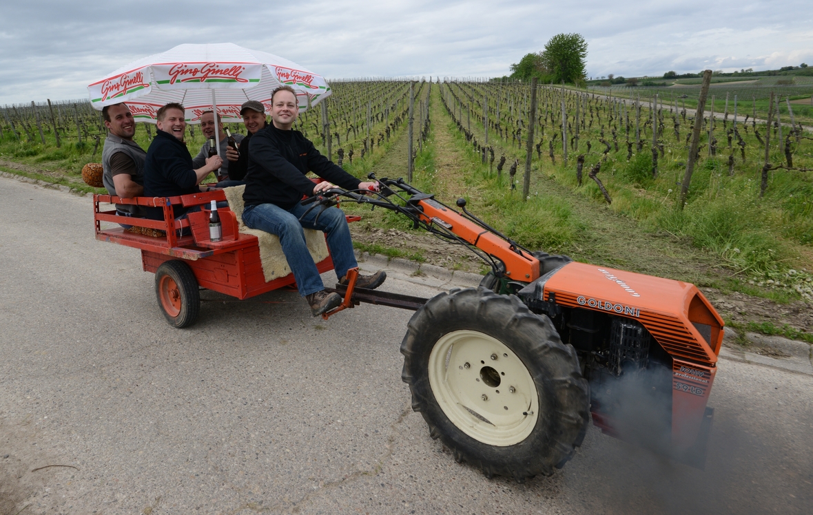 Junge Männer fahren am Vatertag auf einem Traktor bei Freiburg