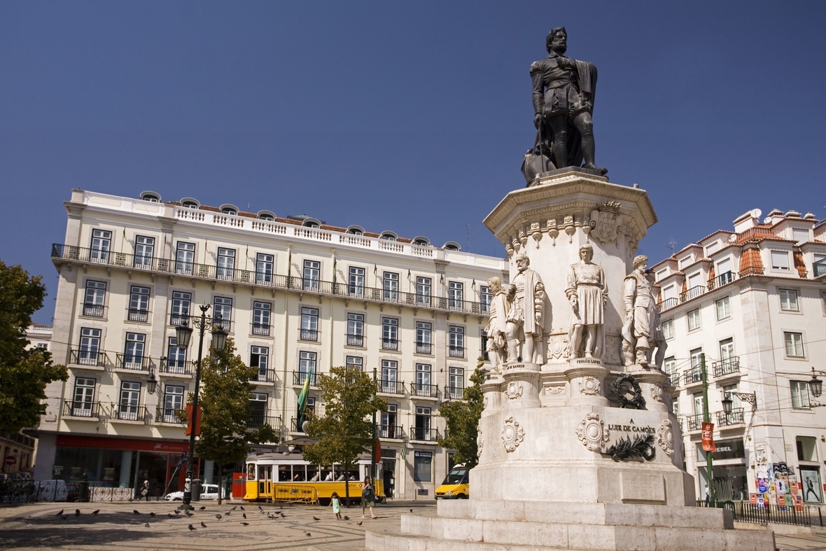 Statue des Dichters Luís Vaz de Camões auf einem Platz in Lissabon, Portugal.