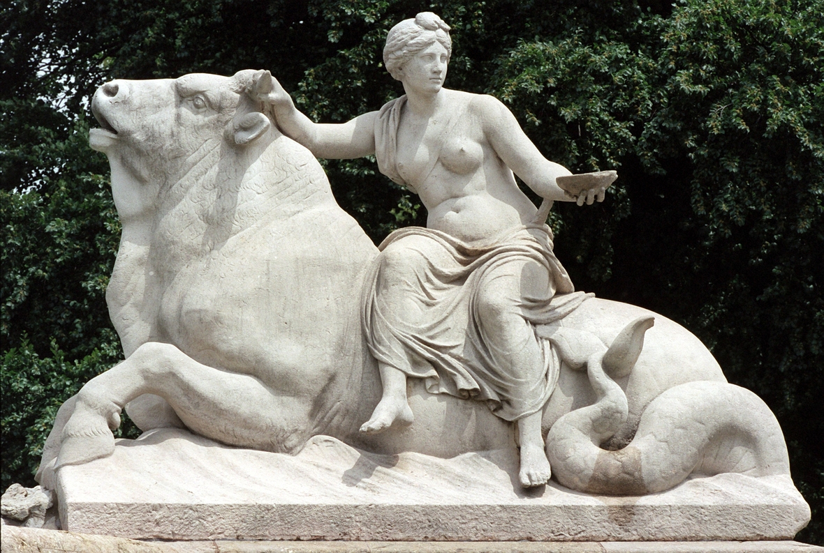 Eine Skulptur am Wittelsbacher Brunnen in München. Dargestellt ist die "Reitende Europa auf dem Stier." 