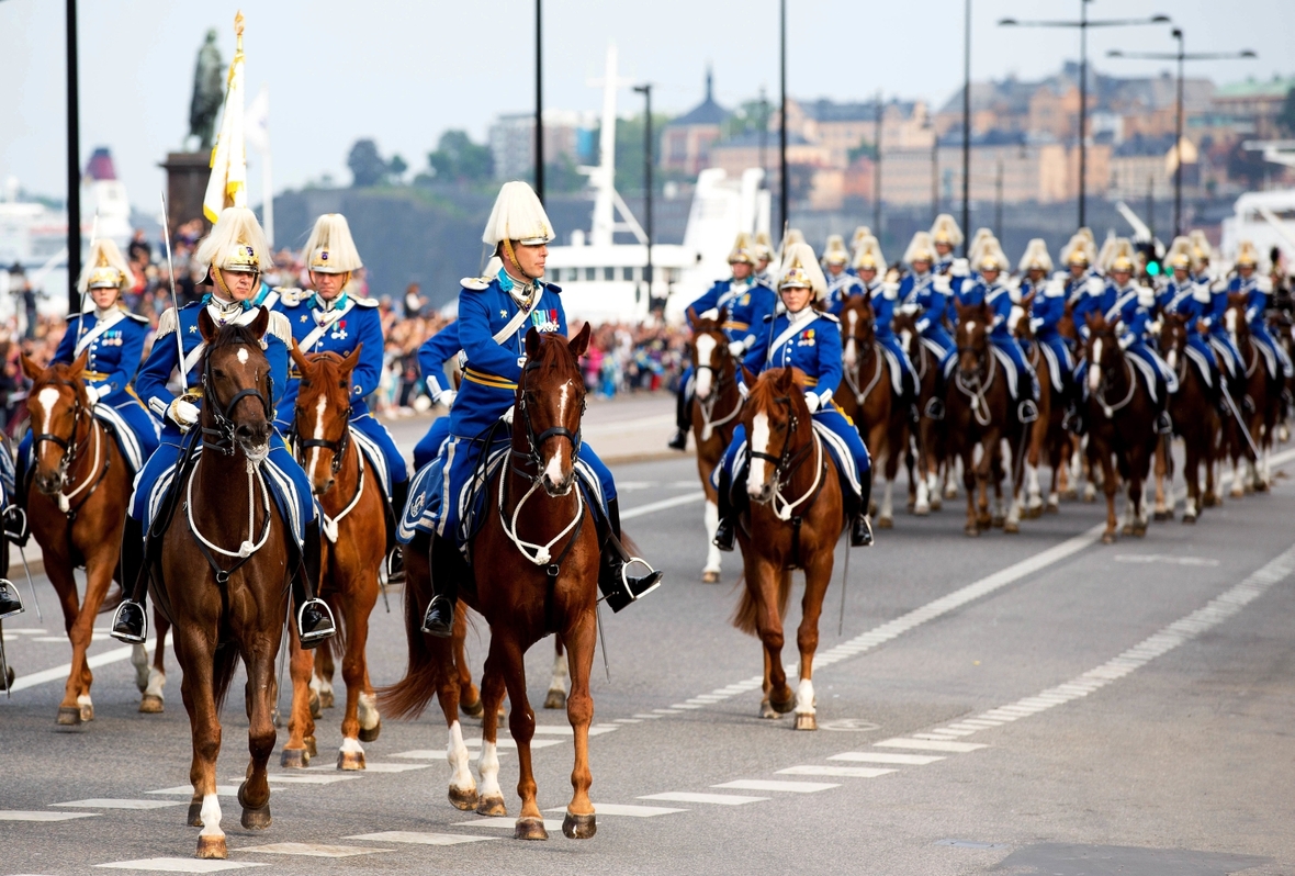 Parade zum schwedischen Nationalfeiertag mit Reiterstaffel