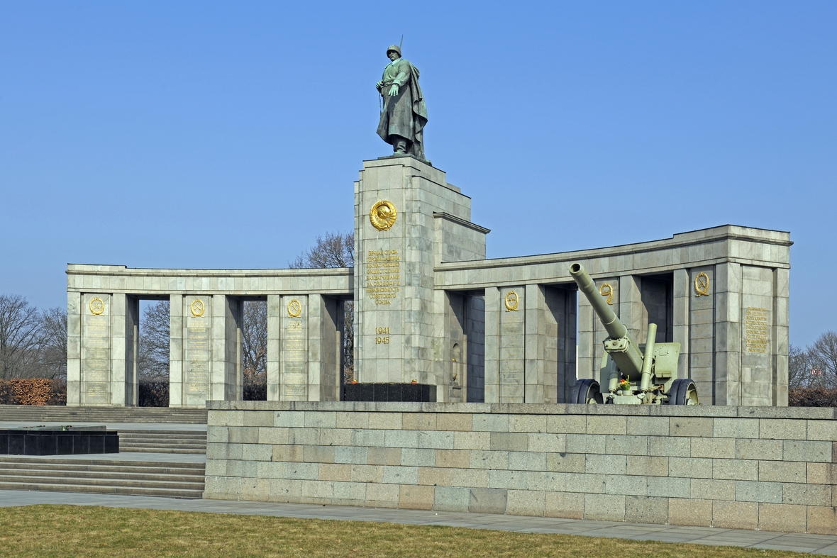 Sowjetisches Ehrenmal für die sowjetischen Soldaten, die im Zweiten Weltkrieg gestorben sind. Das Ehrenmal steht in Berlin, Strasse des 17. Juni