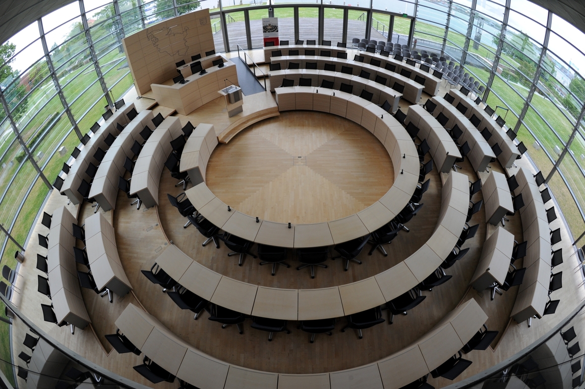 Innenansicht des Plenarsaals des Kieler Landtags von oben