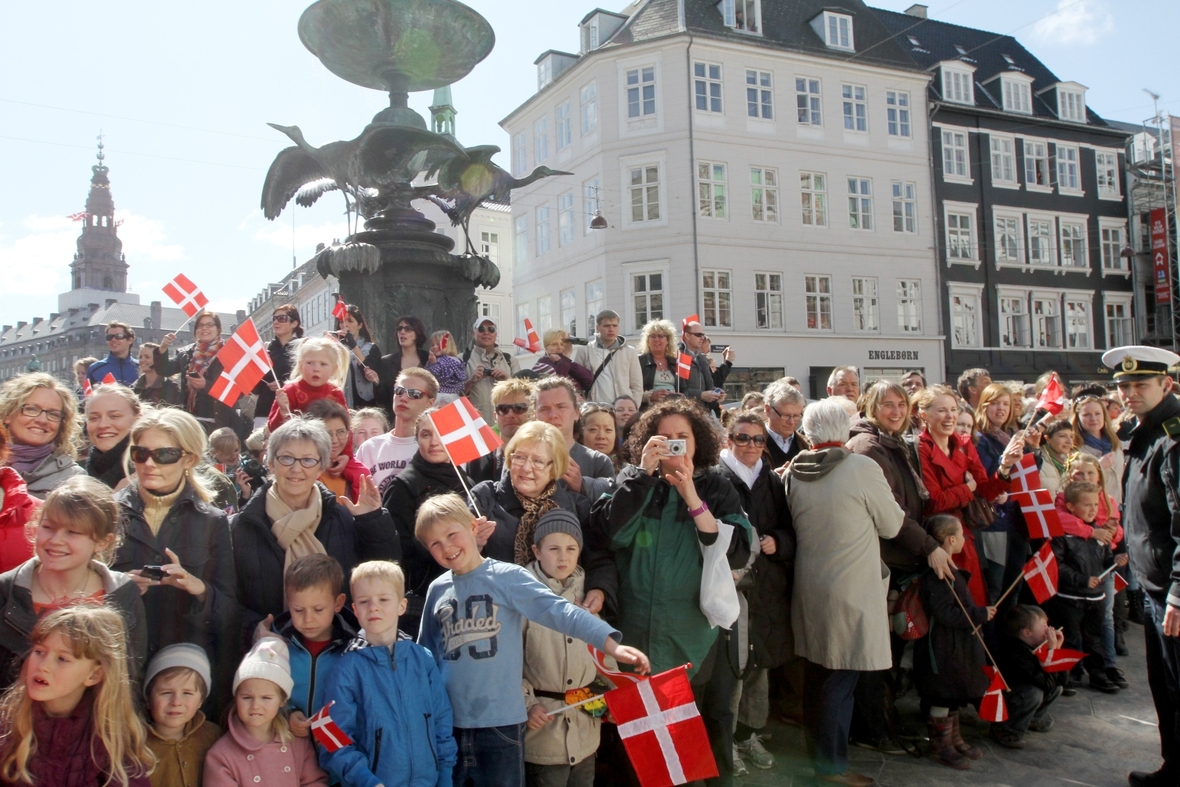 Das dänische Volk feiert vor dem Schloss den 70. Geburtstag von Königin Margrethe II. im Jahr 2010