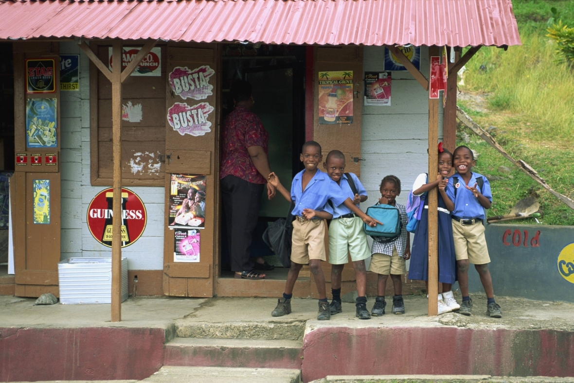 Schuldkinder warten auf den Bus nahe der Stadt Roxborough auf der karibischen Insel Tobago.
