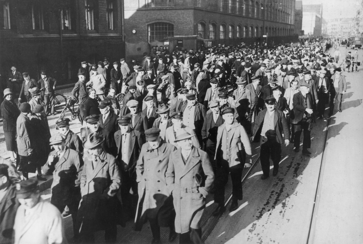 Demonstration von Metallarbeitern in Berlin 1930 in der Wirtschaftskrise. Die Straße ist voller Menschen, die gegen die geplante Herabsetzung der Mindestlöhne protestierten.