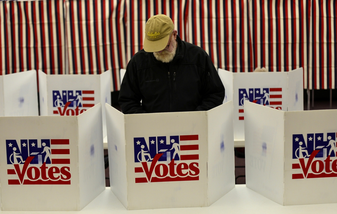 Ein US-Bürger wählt im Wahllokal