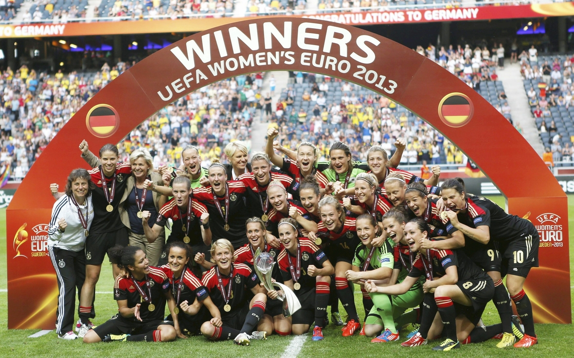 Die deutschen Fußballerinnen beim Siegerfoto der Fußball-EM 2013. Sie stehen unter dem Bogen mit der Aufschrift "Winners UEFA WOMEN'S EURO 2013".