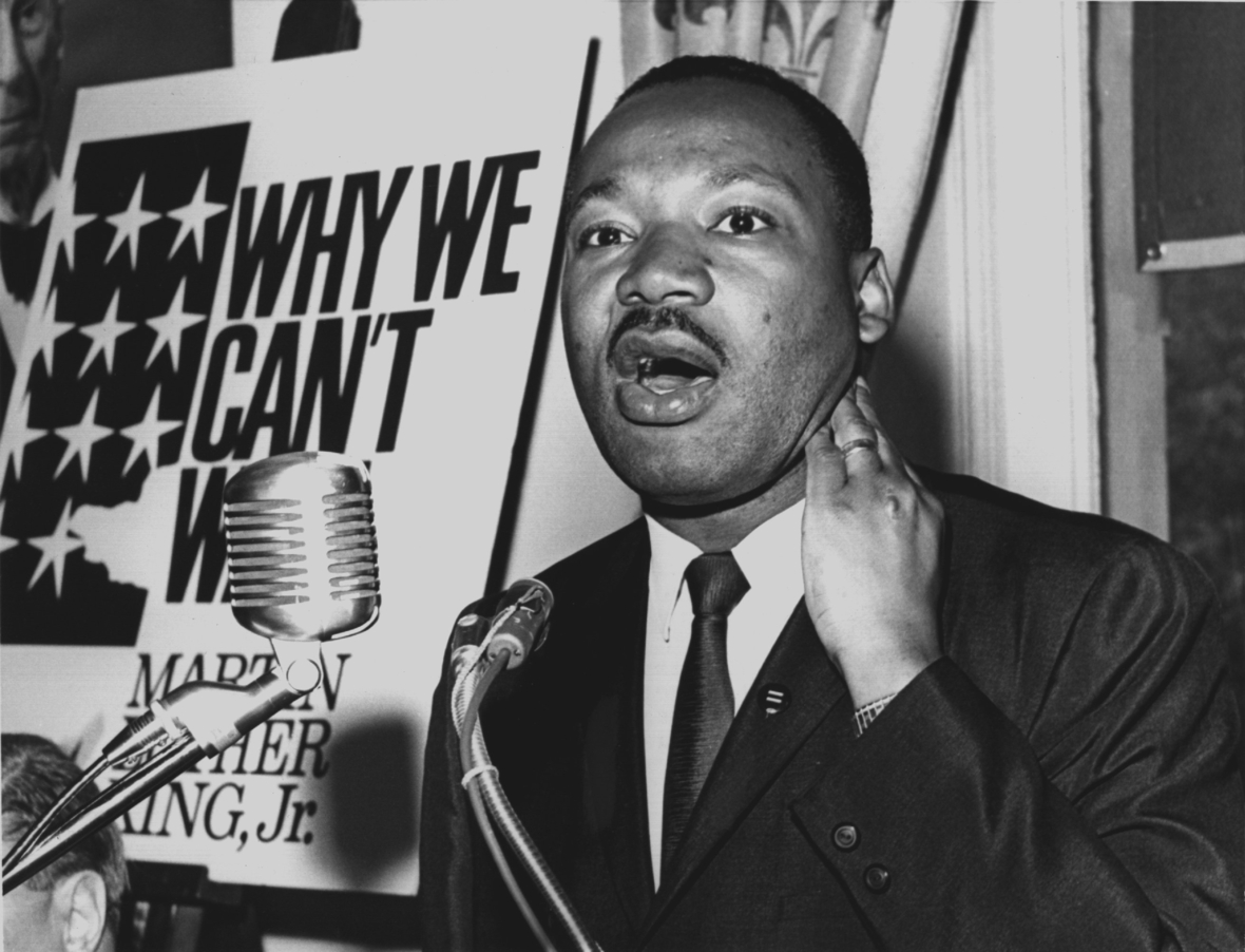 Der US-amerikanische Menschenrechtler Martin Luther King (1929-1968) beschwört auf einer Pressekonfernz am 8.6.1964 in New York ein "Klima der Gewaltlosigkeit".