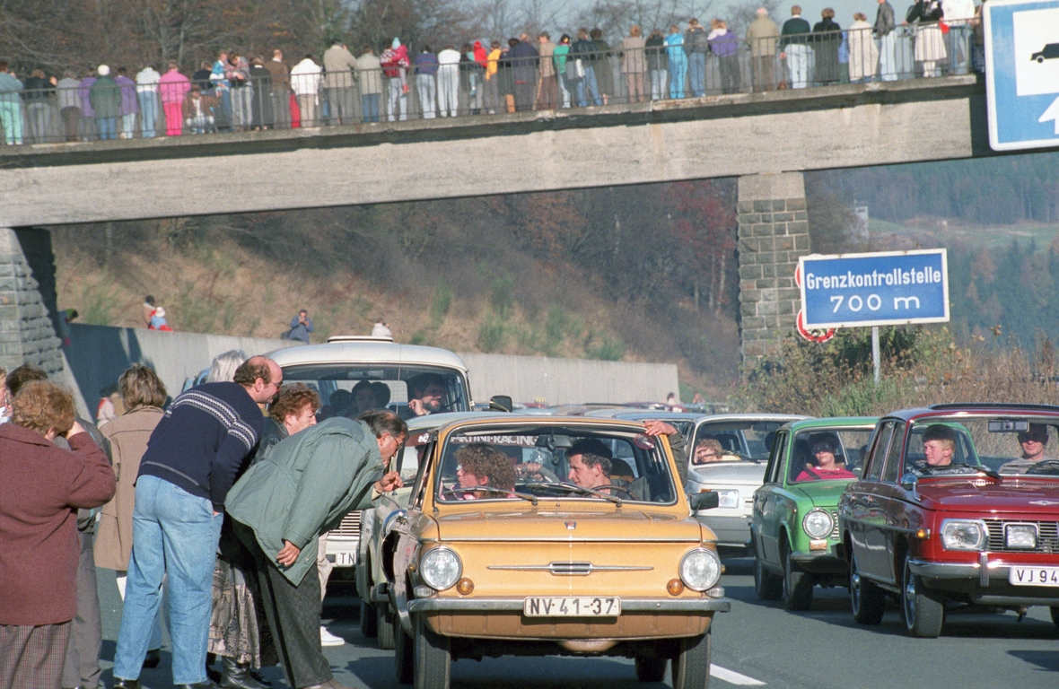 Eine Kolonne von DDR-Autos bewegt sich am 11.11.1989 am Grenzübergang Rudolphstein in Richtung Bundesrepublik Deutschland. Nach Öffnung der DDR-Grenzen zur Bundesrepublik Deutschland und nach Westberlin am 9.11.1989 reisten Millionen DDR-Bürger zu Besuchen in den Westen.