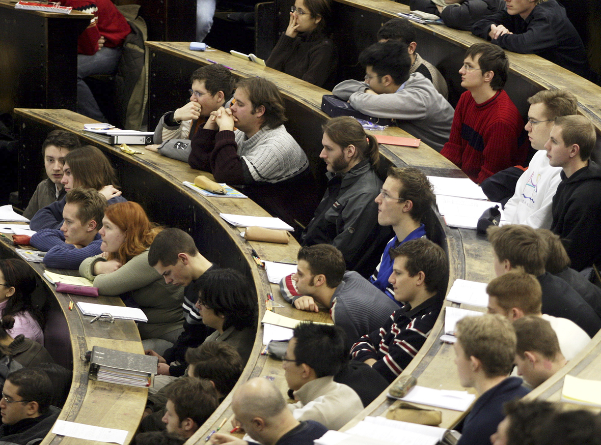 Student/innen bei einer Vorlesung in einem Hörsaal der Technischen Universität München.