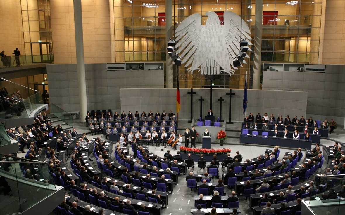 In der Gedenkstunde des Deutschen Bundestages am Volkstrauertag wird der Toten der Weltkriege gedacht.