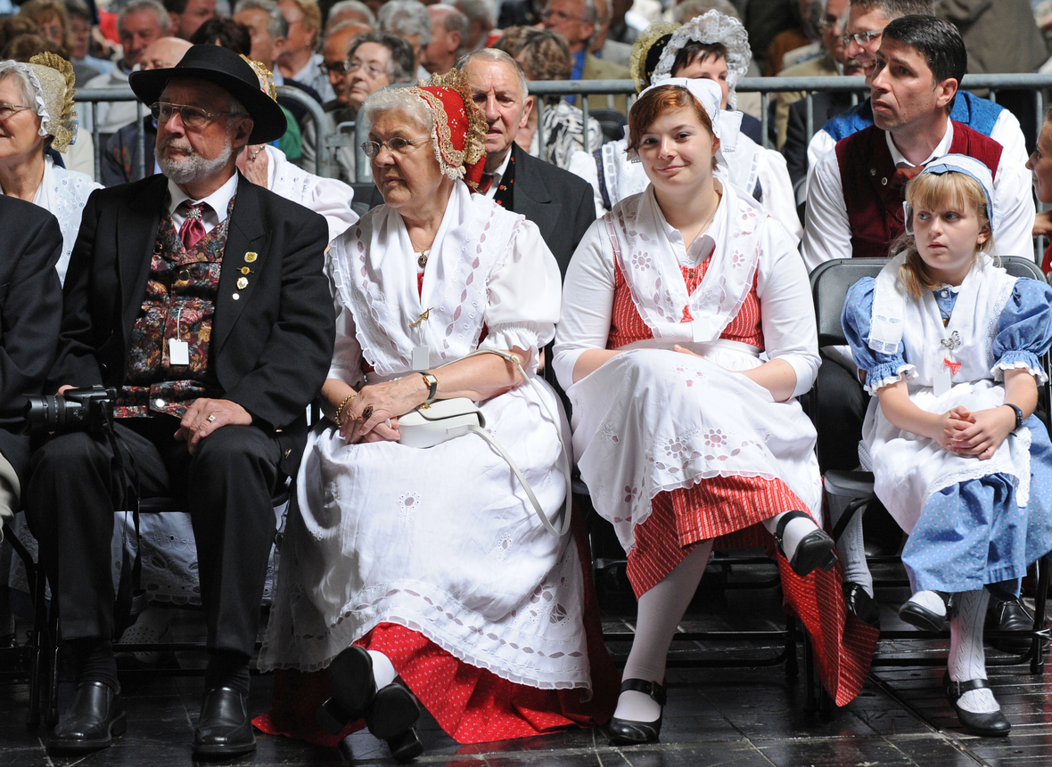 In schlesischer Tracht kommen vertriebene Schlesierinnen und Schlesier und ihre Nachkommen zu ihrem Deutschlandtreffen zusammen.