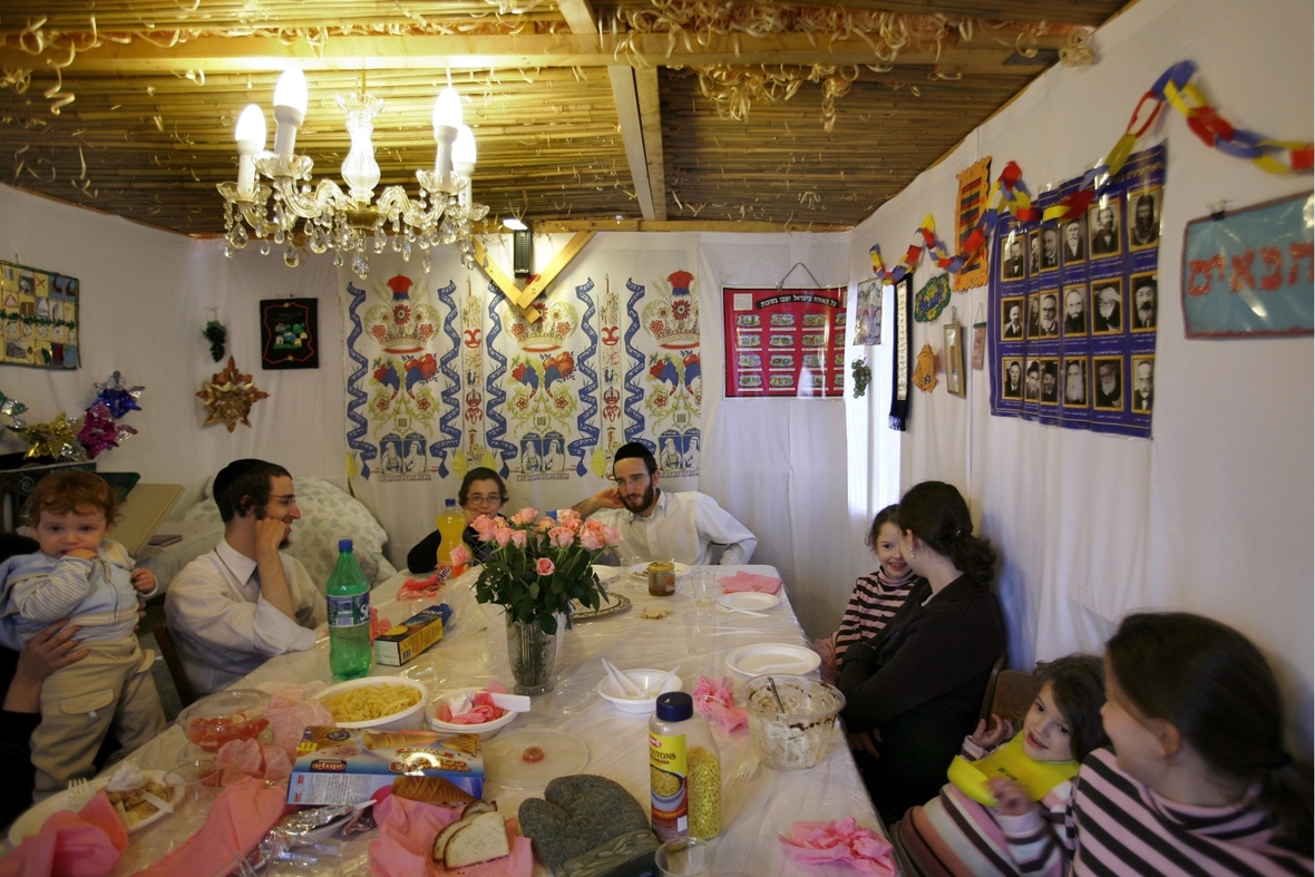 Eine Familie isst am Mittag in ihrer Laubhütte in Zürich. Sukkot, das Laubhüttenfest, ist ein jüdisches Pilger- bzw. Wallfahrtsfest und gilt als das grösste Freudenfest des jüdischen Jahres. 