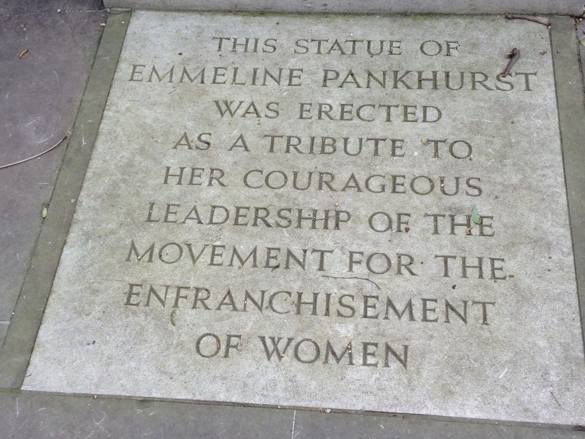 Vor dem Emmeline Pankhurst-Denkmal steht dieser Text: "Diese Statue von Emmeline Pankhurst wurde errichtet, um ihre mutige Führung der Bewegung zu würdigen, für sich für die Rechte der Frauen eingesetzt hat."