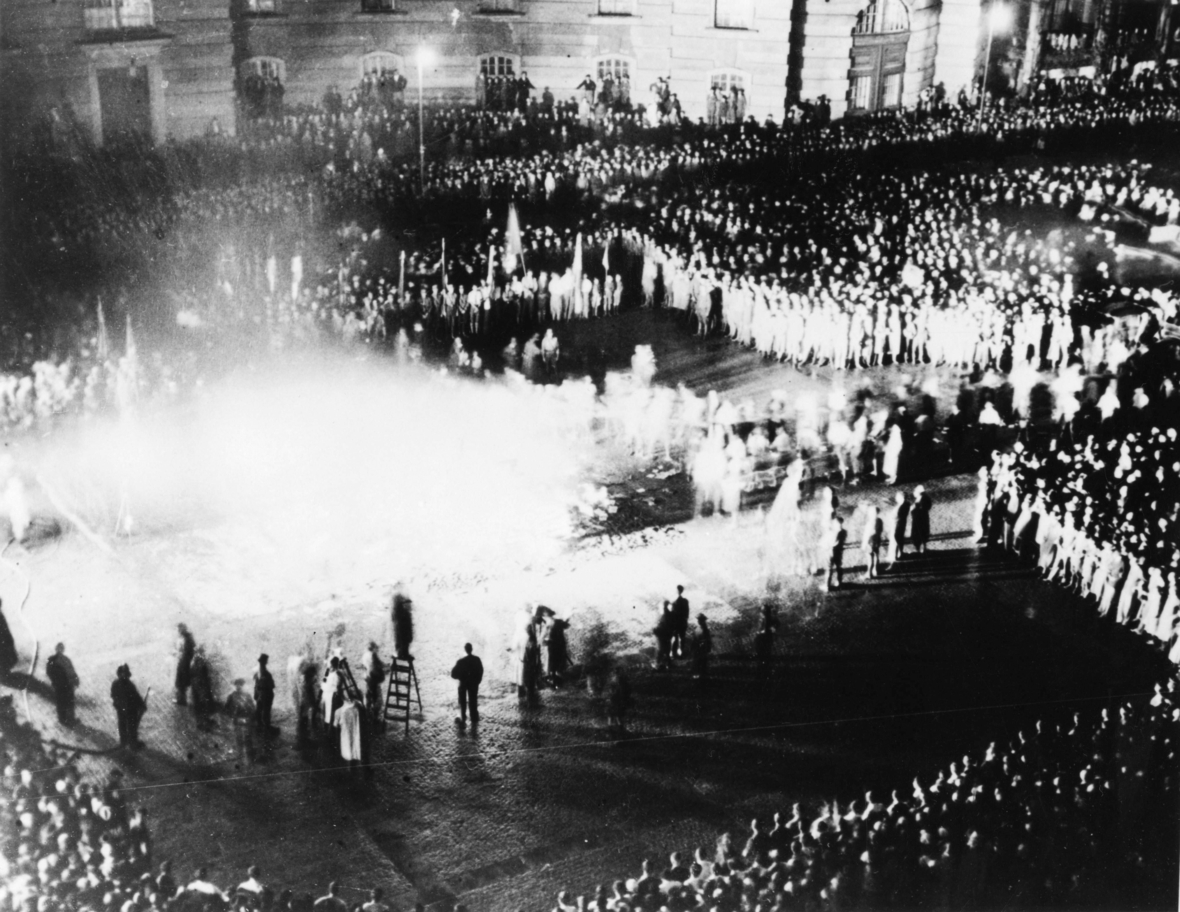 10. Mai 1933: Bücherverbrennung auf dem Berliner Opernplatz, dem heutigen Bebelplatz. Studierende und Nationalsozialisten werfen geächtete Literatur in die Flammen. Zehntausende von Schaulustigen schauten dabei zu.