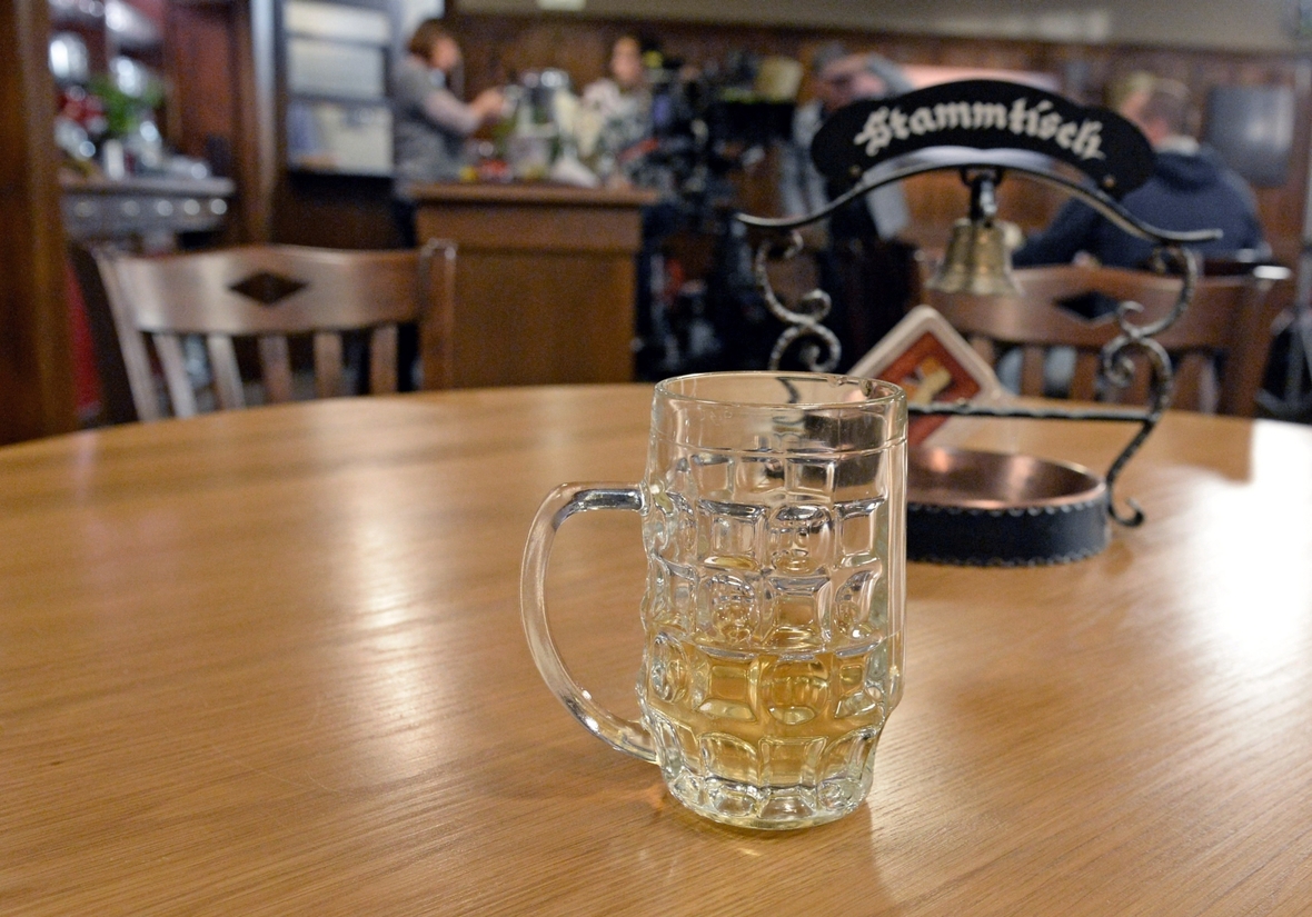 Ein "Stammtisch" mit einem Glas Bier.