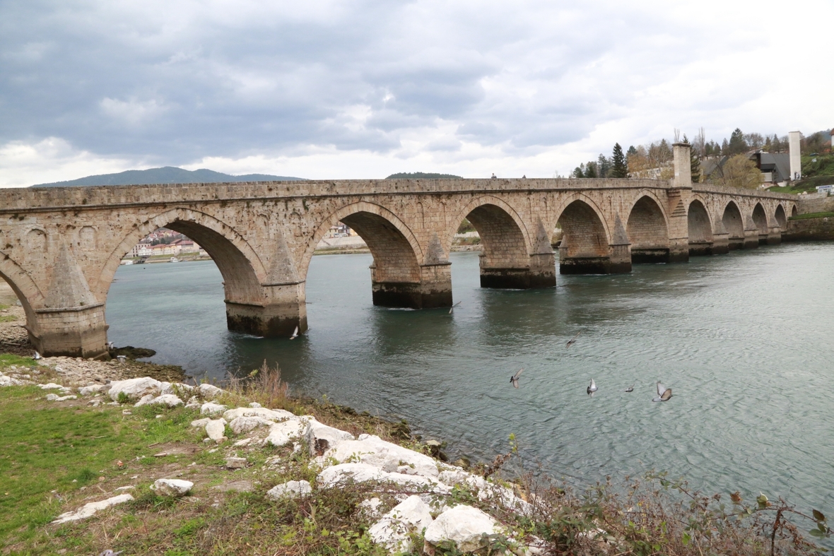 Eine alte Brücke. Fast 500 Jahre alt ist die Drinabrücke in der Stadt Višegrad in Bosnien und Herzegowina.