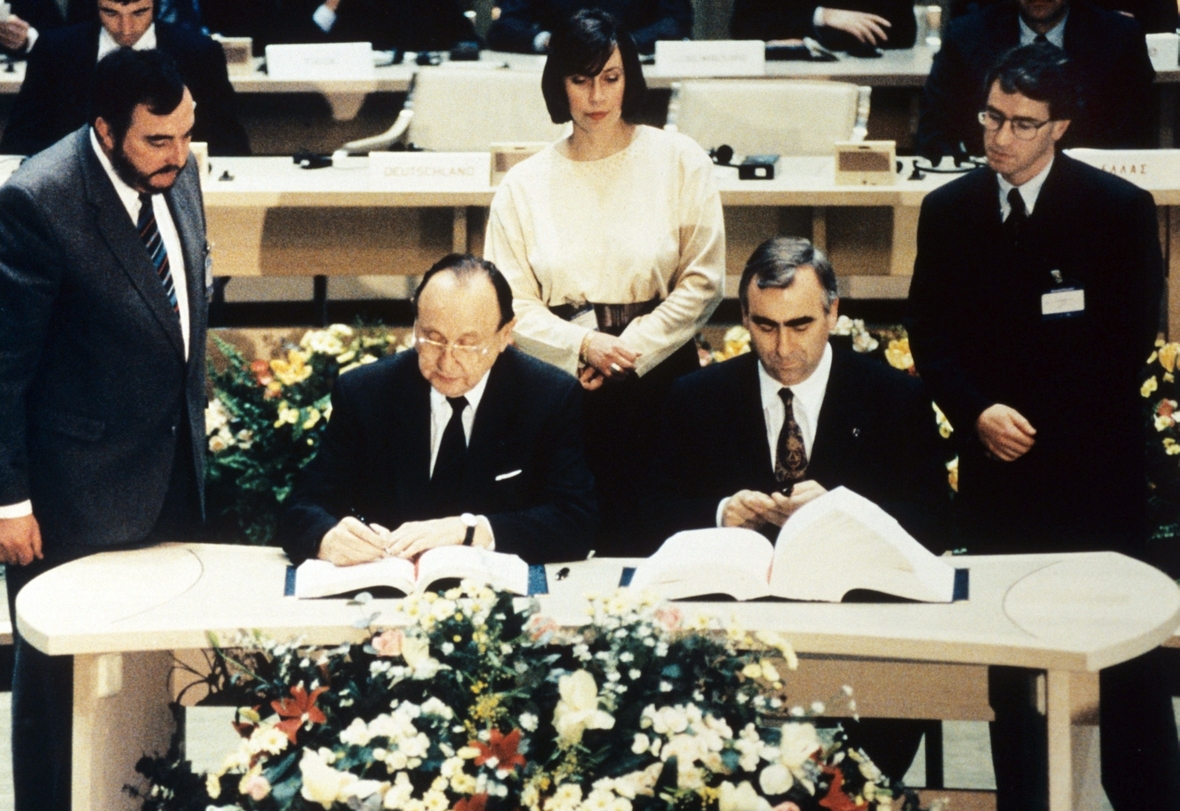 7. Februar 1992: Für Deutschland unterzeichnen Hans-Dietrich Genscher (links) und Theo Waigel (rechts) den Vertrag von Maastricht.