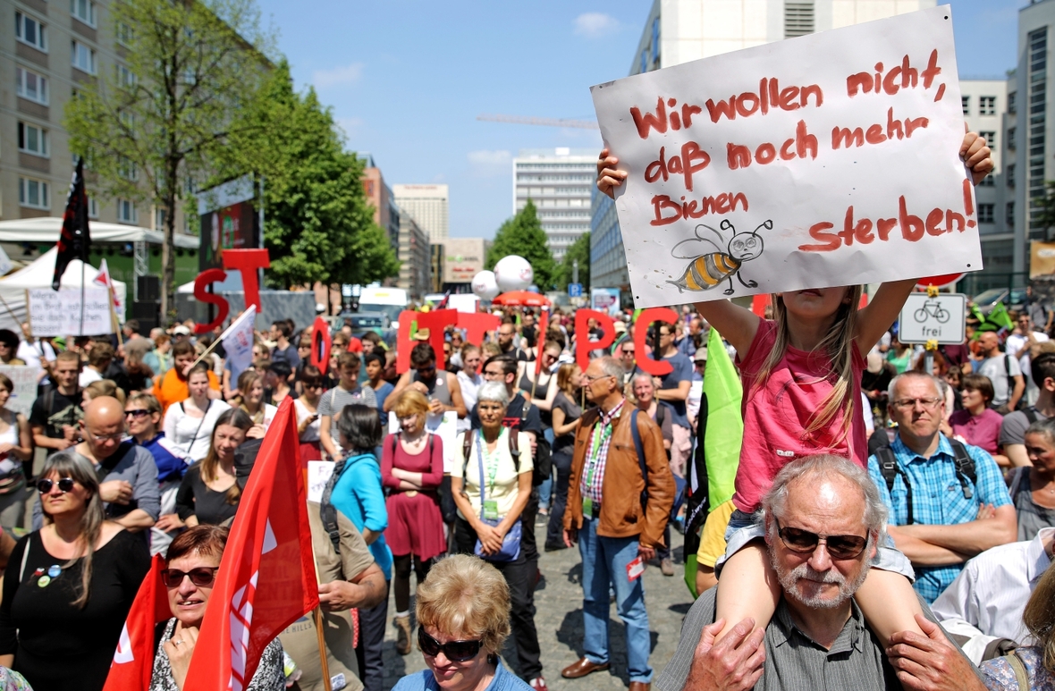 Über Handelsabkommen wird auch in der Öffentlichkeit viel diskutiert. Das Bild zeigt Demonstranten bei einer Kundgebung gegen ein geplantes Handelsabkommen zwischen der EU und den USA im Mai 2016.