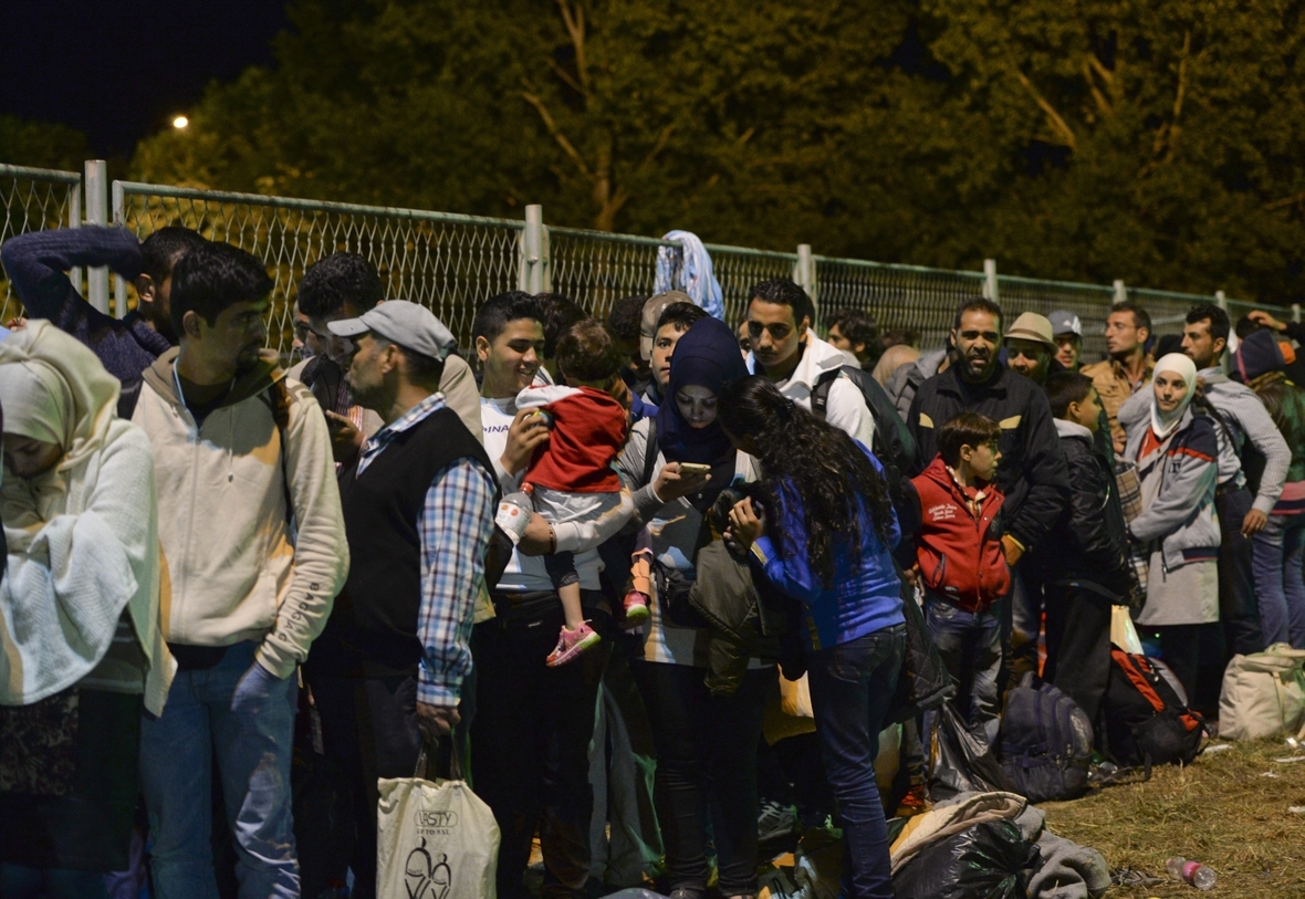 لاجئون ينتظرون على الحدود الصربية والكرواتية من أجل تسجيلهم في كرواتيا.