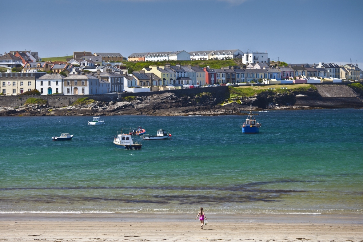 Kilkee ist ein beliebter Ferienort in Irland. Der Atlantik-Badeort liegt an der Westküste.