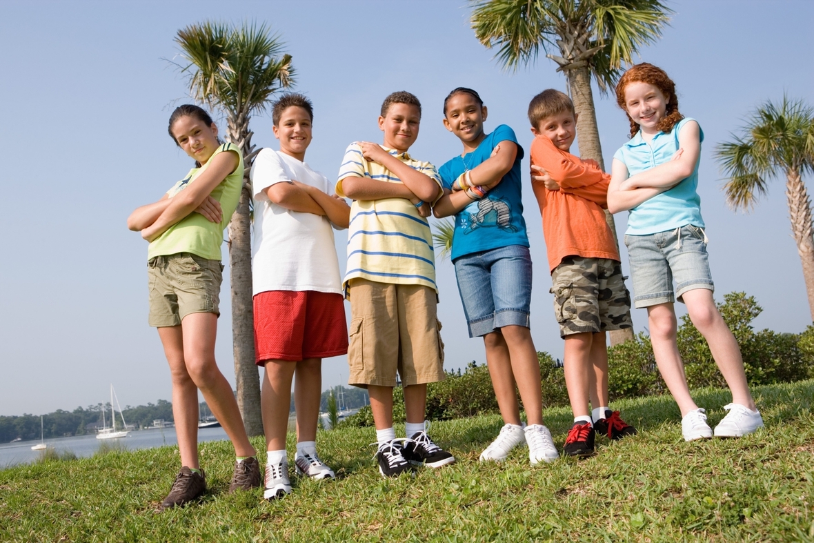 Eine Gruppe von Kinder steht zusammen auf einer Wiese