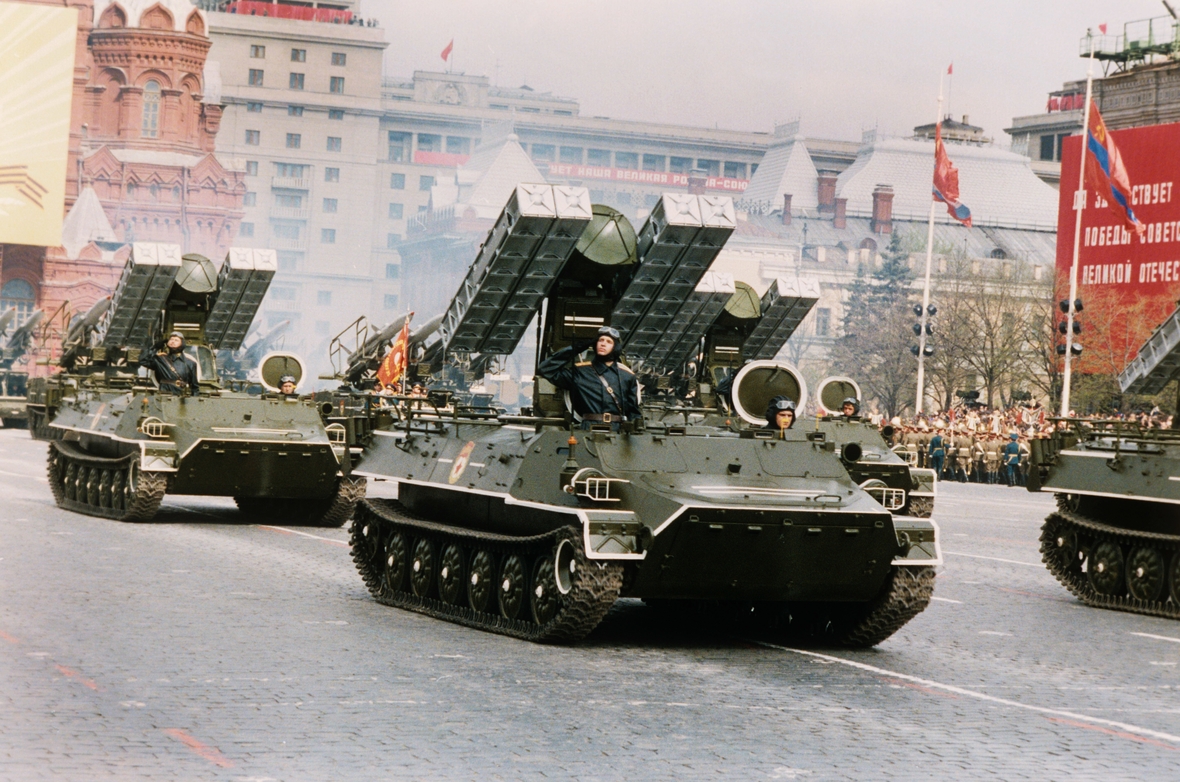 Militärparade auf dem Roten Platz in Moskau im Mai 1987. Im Hintergrund sieht man das Symbol des Warschauer Paktes (an der Vorderseite des Gebäudes).