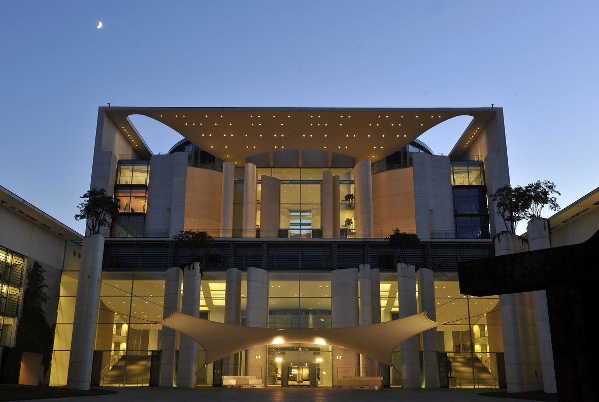 Das Bundeskanzleramt in Berlin bei Nacht.