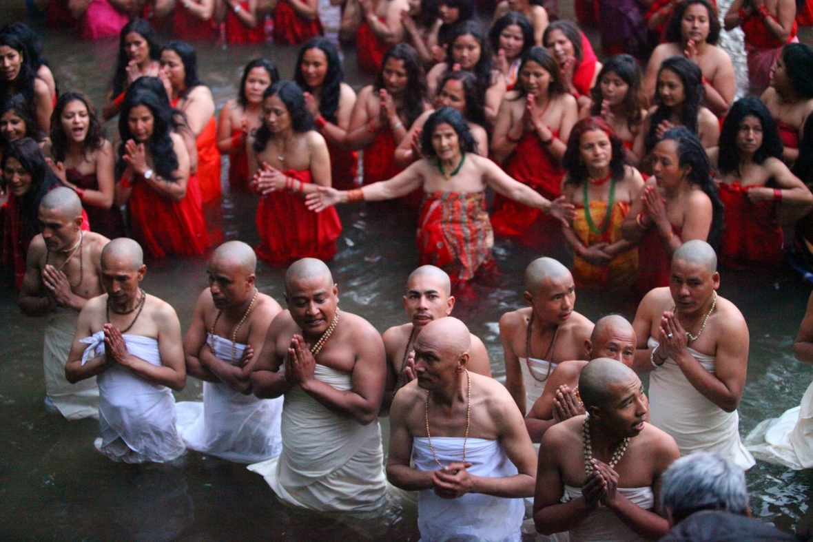 Hindus bei einem rituellen Bad während eines hinduistischen Festmonats in Kathmandu, Nepal.