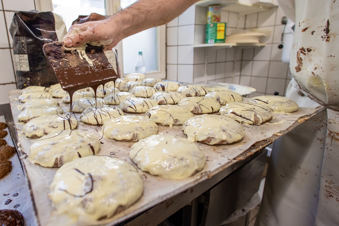 Ein Konditor beim Lebkuchenbacken. In Nürnberg haben die Lebkuchen eine lange Tradition.