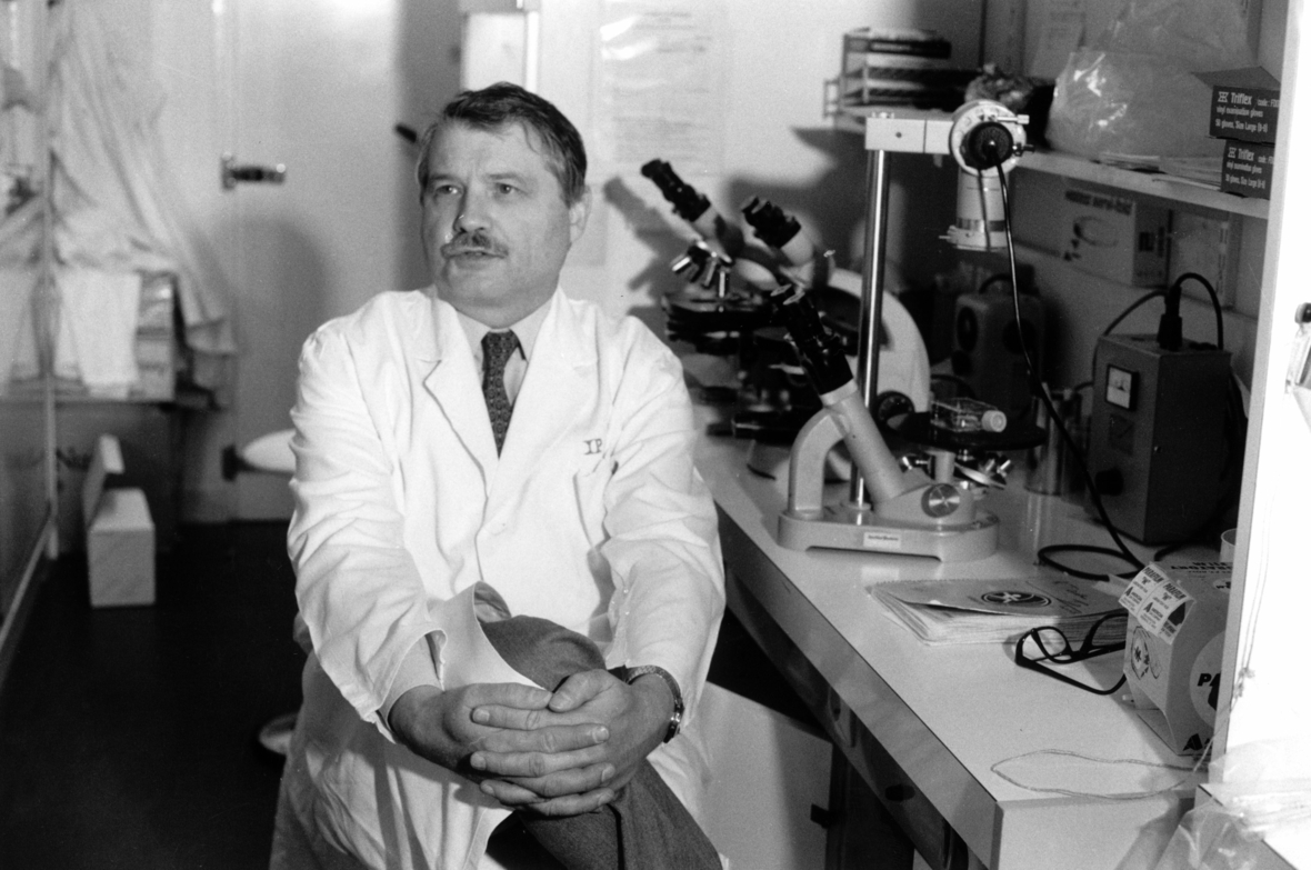 Foto des Aids-Virus Entdecker Luc Montagnier als Leiter der Virologischen Abteilung des Institut Pasteur in Paris bei seinen Forschungen zum HIV-Virus im Jahr 1986.