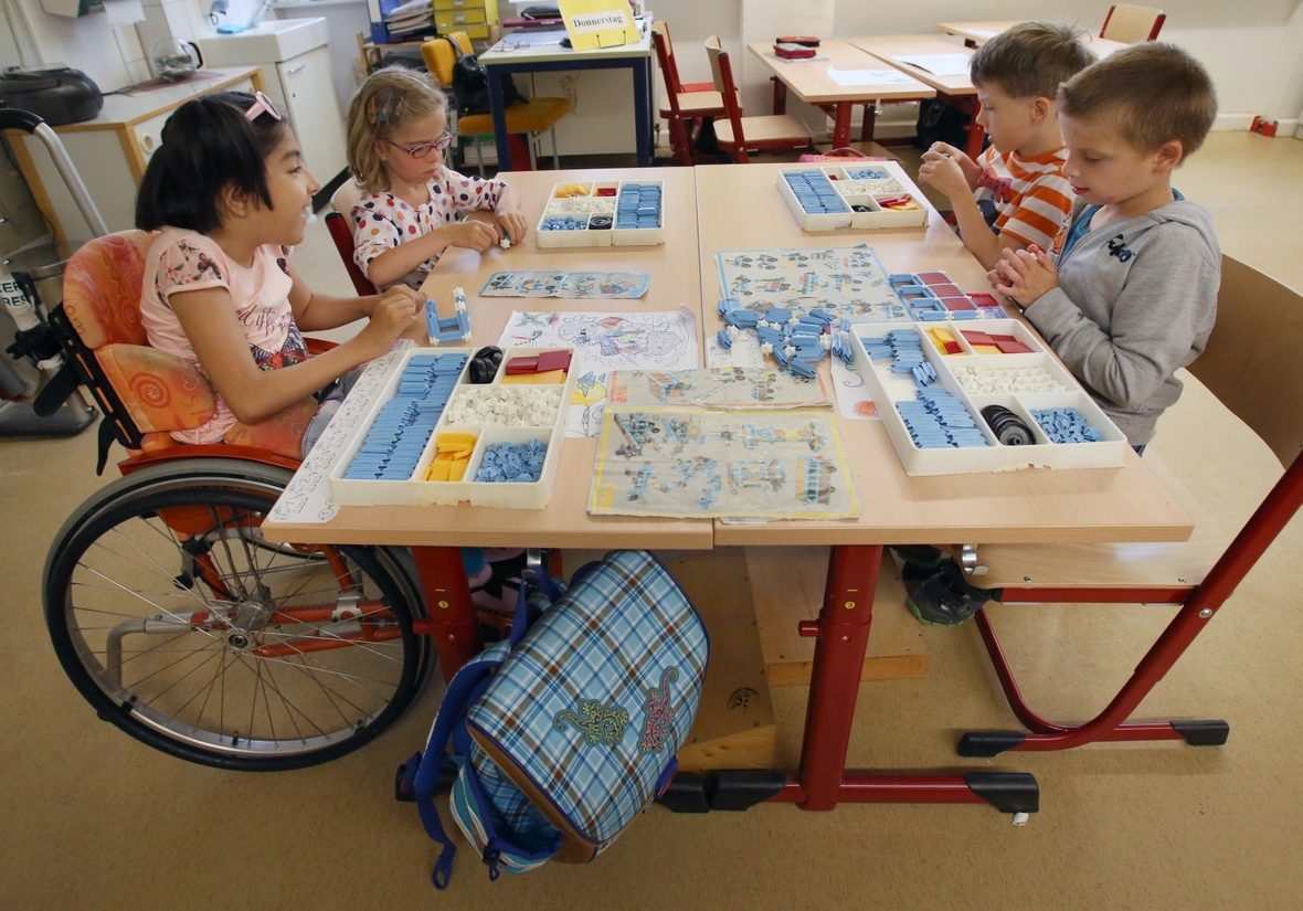 In einer Rostocker Schule lernen Kinder mit und ohne Behinderung gemeinsam. In der Klasse 1a sitzt Maryam in ihrem Rollstuhl im Klassenzimmer, neben ihr sind drei andere Kinder. 