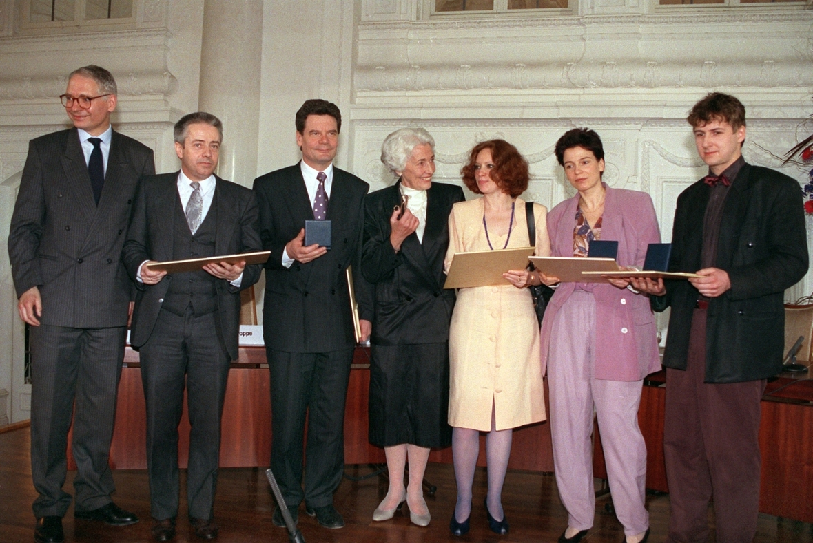 6 Vertreter von Bürgerrechtsbewegungen der ehemaligen DDR sind am 16. März 1991 in Stuttgart mit dem Theodor-Heuss-Preis ausgezeichnet worden. Nach der Preisverleihung wurde Hildegard Hamm-Brücher (Mitte) mit den Preisträgern (von links nach rechts) Jens Reich, Christian Führer, Joachim Gauck, Anetta Kahane, Ulrike Poppe und David Gill fotografiert.