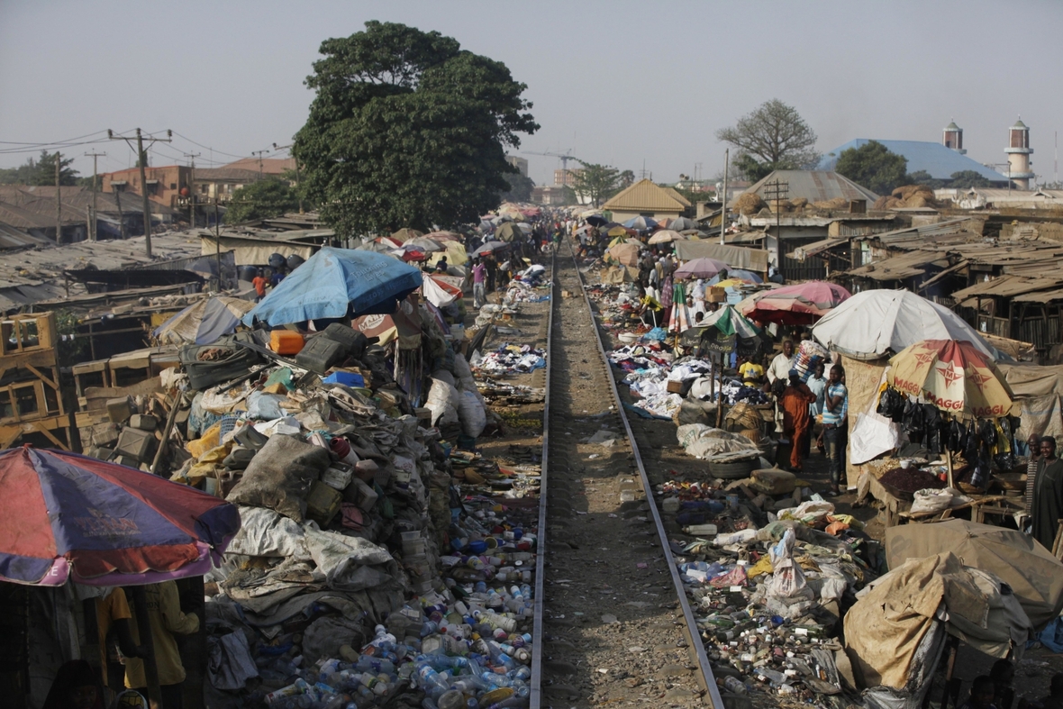 Armenviertel an den Zuggleisen der Strecke Lagos-Kano in Nigeria.
