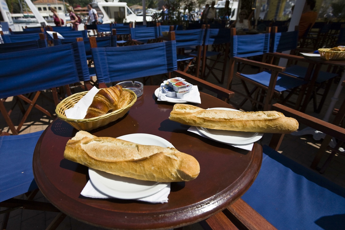 Baguette und Croissants essen Französinnen und Franzosen gerne zum Frühstück.