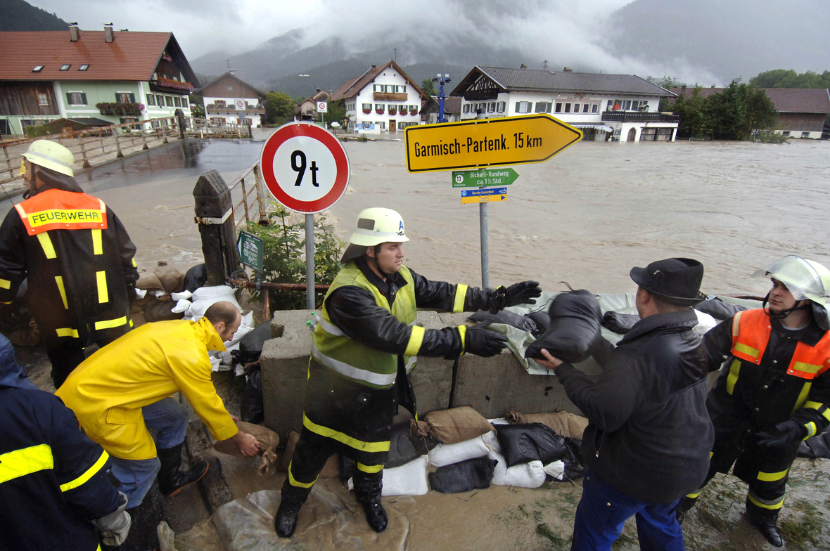 Feuerwehrleute helfen während des Hochwassers in Bayern 2005.