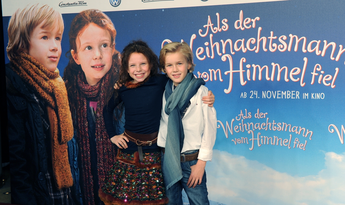 Die jungen Schauspieler Mercedes Jadea Diaz, die die Charlotte spielt, links im Bild, und Noah Joel Kraus, der Ben darstellt, rechts im Bild,  posieren vor dem Plakat zum Film